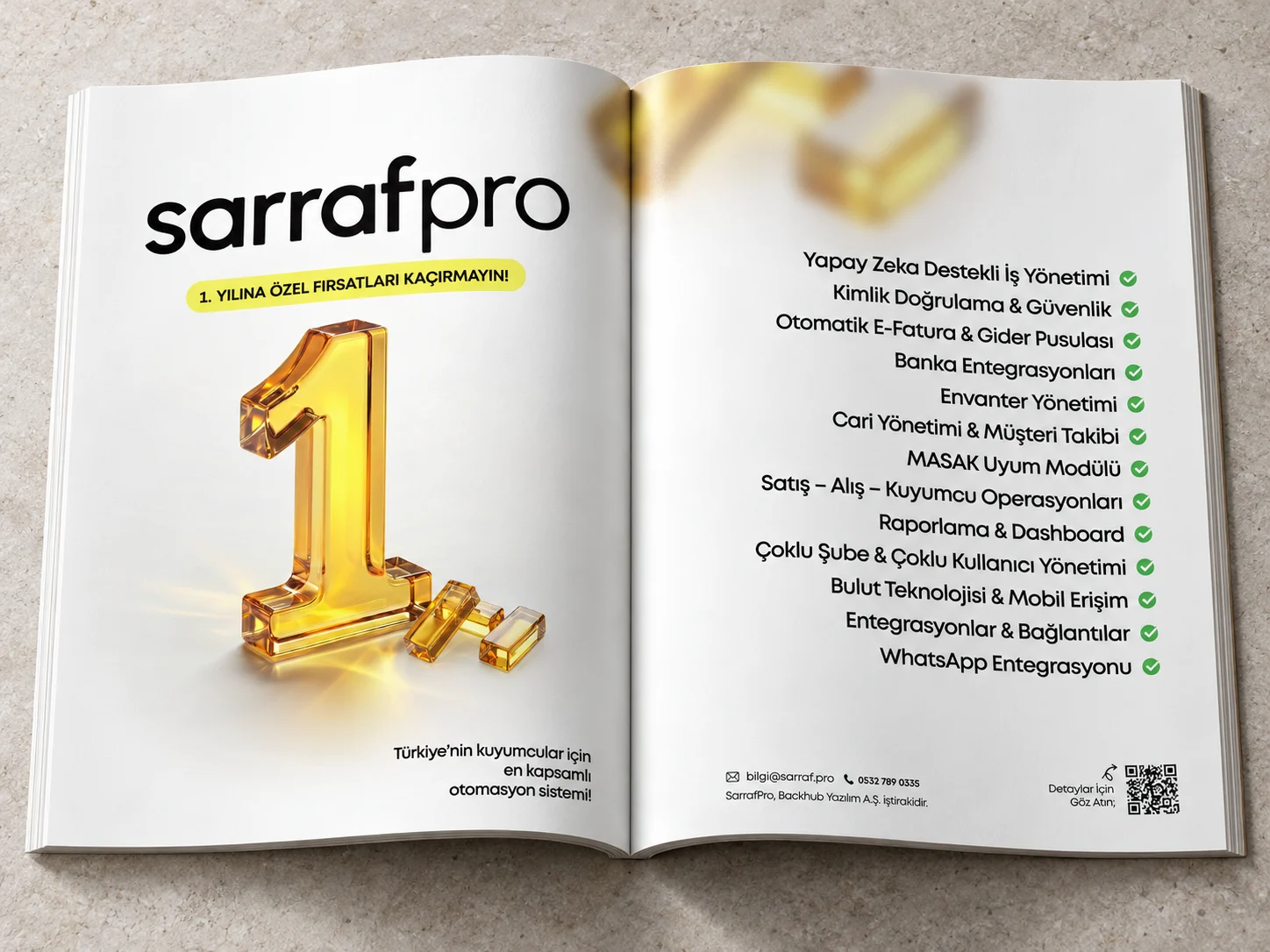 SarrafPro birinci yıl reklamının açık dergi üzerinde mockup sunumu